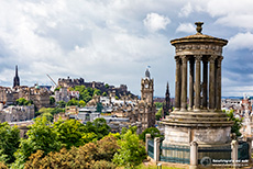 Dugald Stewart Monument und Altstadt von Edinburgh mit Edinburgh Castle