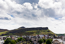 Aussicht vom Calton Hill auf Salisbury Crags und Arthur’s Seat