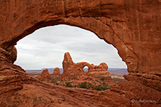 Blick durch das North Windows auf die Turret Arch, Arches Nationalpark