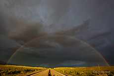 Regenbogen über dem Highway