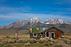 Alte Hütte vor der Sierra Nevada
