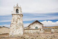 Guallantiri mit einer Adobe-Kirche