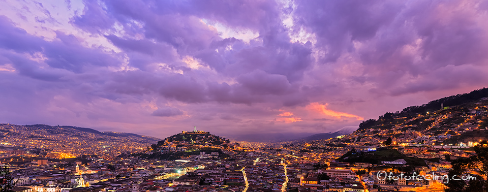 Sonnenuntergang ber dem El Panecillo und der Hauptstadt Quito, Mirador El Ventanal, Ecuador