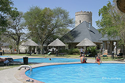 Pool und Wasserturm von Okaukuejo