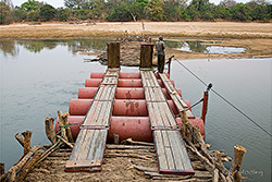 Pontonbrücke über den Luangwa