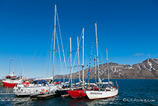 Segelschiffe im Hafen von Longyearbyen