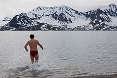 Chris beim Eisbaden