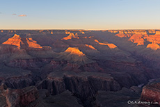 das letzte Licht des Tags fällt in den Grand Canyon