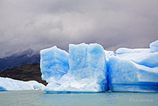 Unterwegs passierten wir zahlreiche blauschimmernde Eisberge