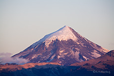 Der Vulkan Lanin im ersten Morgenlicht