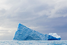 ein haushoher Eisberg