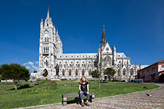 Andrea vor der Basilika von Quito -  Basilica of the National Vow, Quito, Ecuador