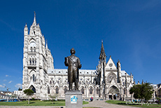 Statue vor der Basilika von Quito -  Basilica of the National Vow, Quito, Ecuador