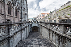 Treppe hinab zum Panteón Nacional de Jefes de Estado, Quito, Ecuador