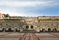 Auf der Rückseite der Basilika von Quito -  Basilica of the National Vow, Quito, Ecuador