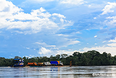 Lastwägen auf dem Rio Napo unterwegs