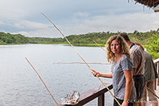 Andrea beim Fische füttern