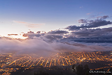 Blaue Stunde über Ibarra, Ecuador