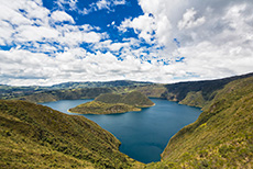 Lagune von Cuicocha mit Isla Teodoro Wolf und Isla Yerovi