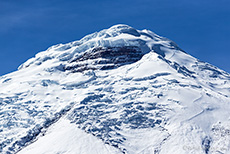 Vulkan Cotopaxi mit der Yanasacha-Wand