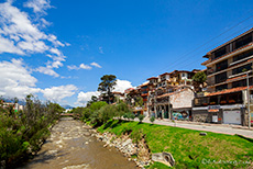 Las Casa del Barranco und historische Häuser am Rio Tomebamba