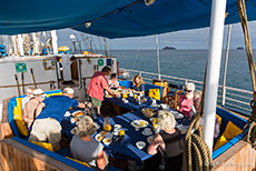 Frühstück auf der Mary Anne, Santa Cruz, Galapagos Inseln