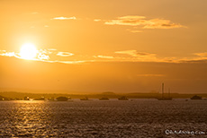 Hafen im Sonnenuntergang auf der Insel Baltra, Galapagos Inseln