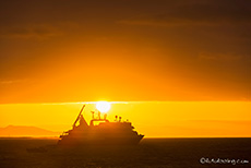 in der Ferne liegt noch fotogen ein Schiff