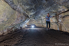 Andrea im Lavatunnel, Santa Cruz, Galapagos Inseln