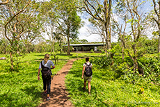 Andrea und Daniela auf dem Weg zum Farmhaus, Santa Cruz, Galapagos Inseln