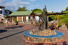 Skulptur "Tu Fruto, Tu Mar" von Tony Luca, Puerto Ayora, Santa Cruz, Galapagos Inseln