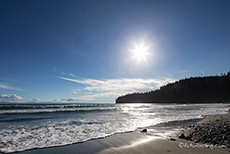 langsam steht die Sonne tief am Himmel beim French Beach