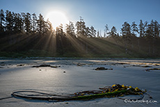 die Sonne setzt sich langsam durch, Long Beach, Vancouver Island