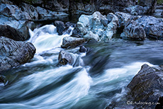 das Wasser rauscht durch die Steine, Vancouver Island