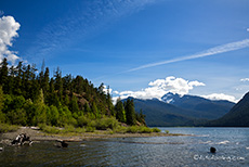 immer wieder gibt es Ausblicke auf den See und die Berge, Strathcona Provincial Park