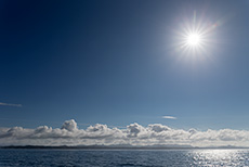 fast wolkenfreier Himmel, Inside Passage