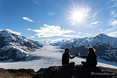 ein Prosit auf den Salmon Gletscher