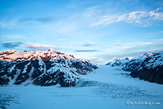 erstes Licht auf den Bergen am Salmon Gletscher, Alaska