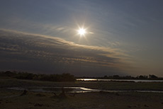 kleiner See im Gegenlicht