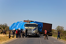 Lastwagen versperren den Weg nach Lusaka