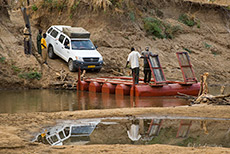 Ponton Brücke und Eingang zum North Luangwa NP