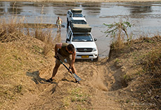 Nach dem Mwaleshi Fluss heisst es erstmal die Piste zu reparieren