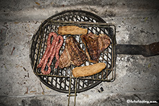 Unser Abendessen - Burenwurst und T-Bone, Etosha Nationalpark, Namibia