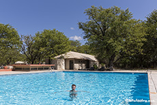 So ein Pool ist schon super, Halali Camp, Etosha Nationalpark, Namibia