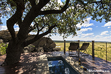 Pool mit Aussicht, Dolomite Camp, Etosha Nationalpark, Namibia