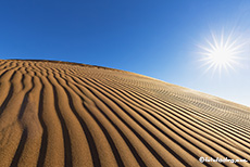 Dünenstrukturen im Gegenlicht, Namib, Namibia