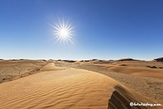 Dünenrücken im Gegenlicht, Namib, Namibia