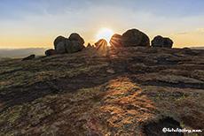 Die Sonne geht über dem Grab von Cecil Rhodes unter, World's View, Matobo Nationalpark, Zimbabwe