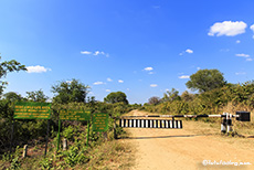 1. Schranke Richtung Mana Pools - 77 km Piste liegen vor uns