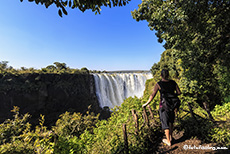 Andrea genießt die Aussicht auf die Victoriafällen, Vicfalls, Zimbabwe